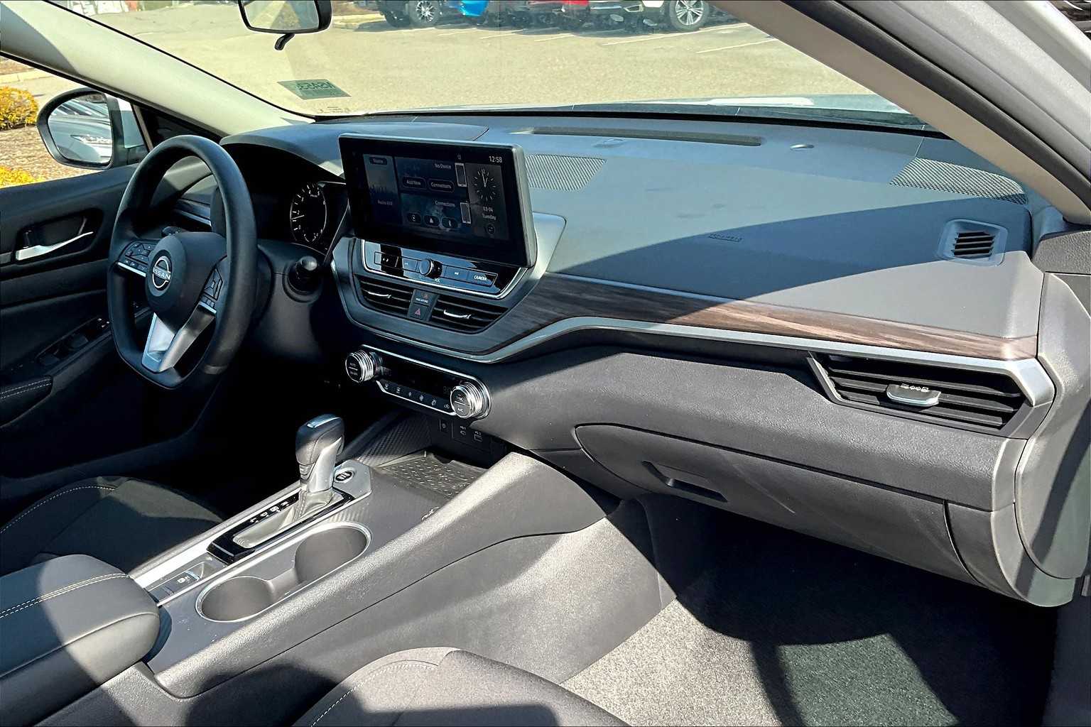 2025 Nissan Altima SV - Photo 10
