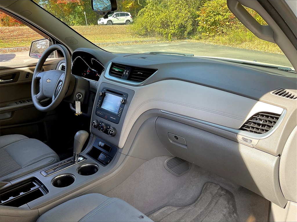 2017 Chevrolet Traverse LS - Photo 14