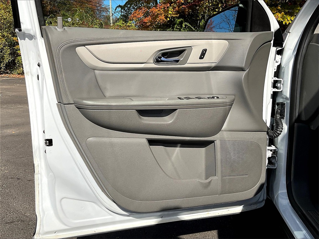 2017 Chevrolet Traverse LS - Photo 9