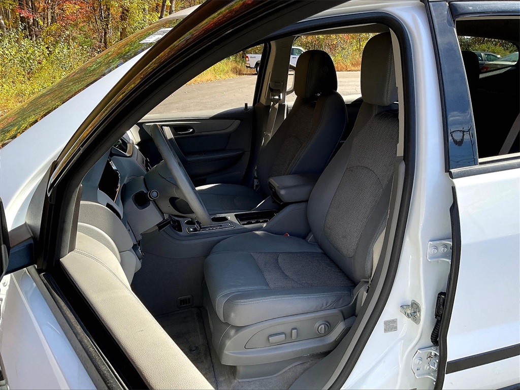 2017 Chevrolet Traverse LS - Photo 10