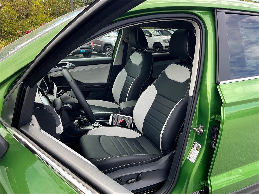 2025 Volkswagen Taos 1.5T SEL - Photo 11
