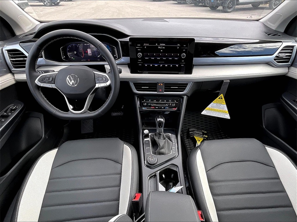2025 Volkswagen Taos 1.5T SEL - Photo 12