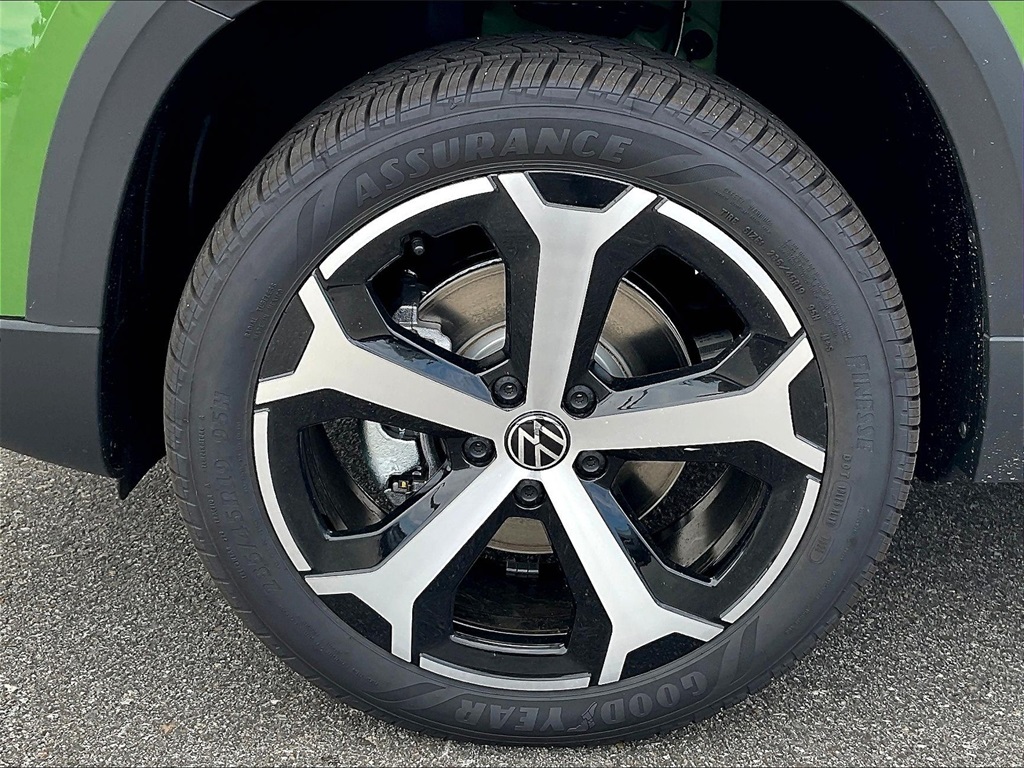 2025 Volkswagen Taos 1.5T SEL - Photo 8
