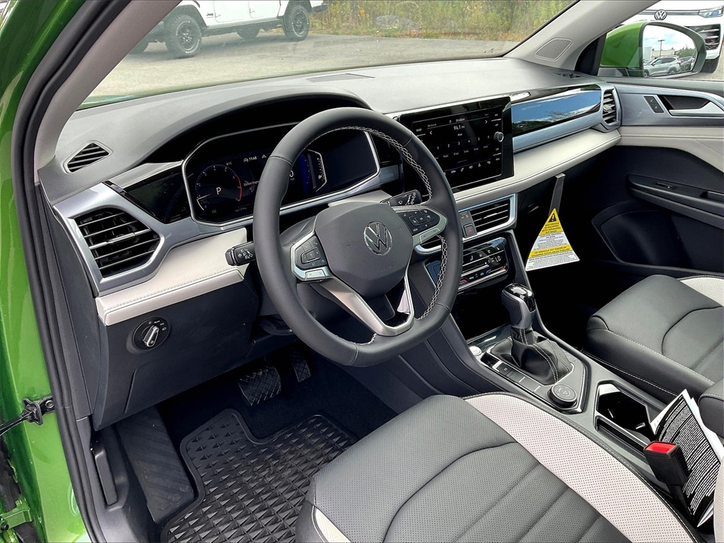 2025 Volkswagen Taos 1.5T SEL - Photo 9