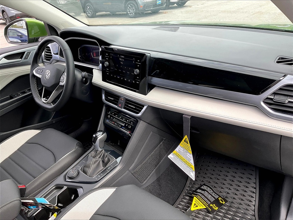 2025 Volkswagen Taos 1.5T SEL - Photo 10