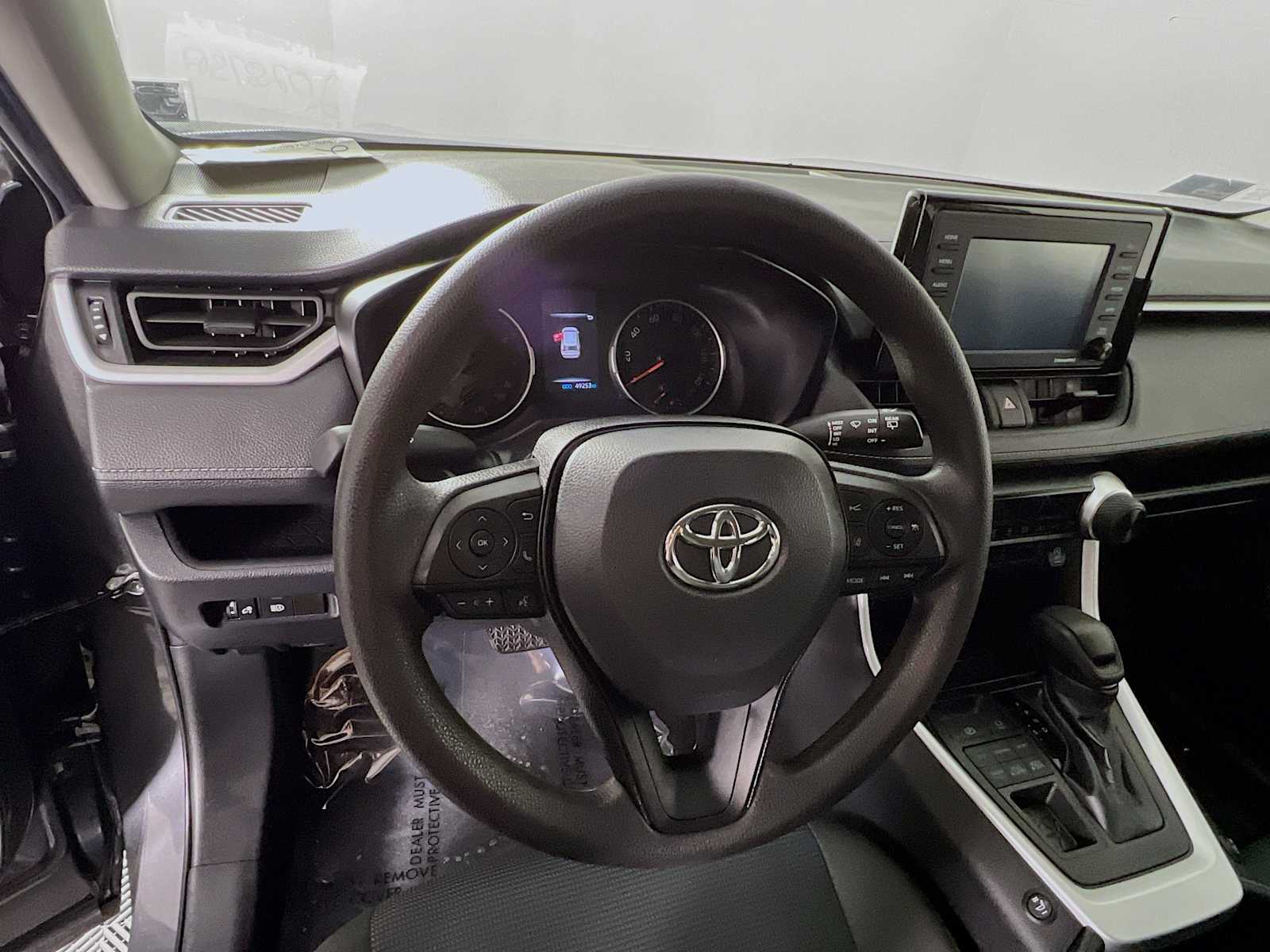 2022 Toyota RAV4 LE - Photo 11