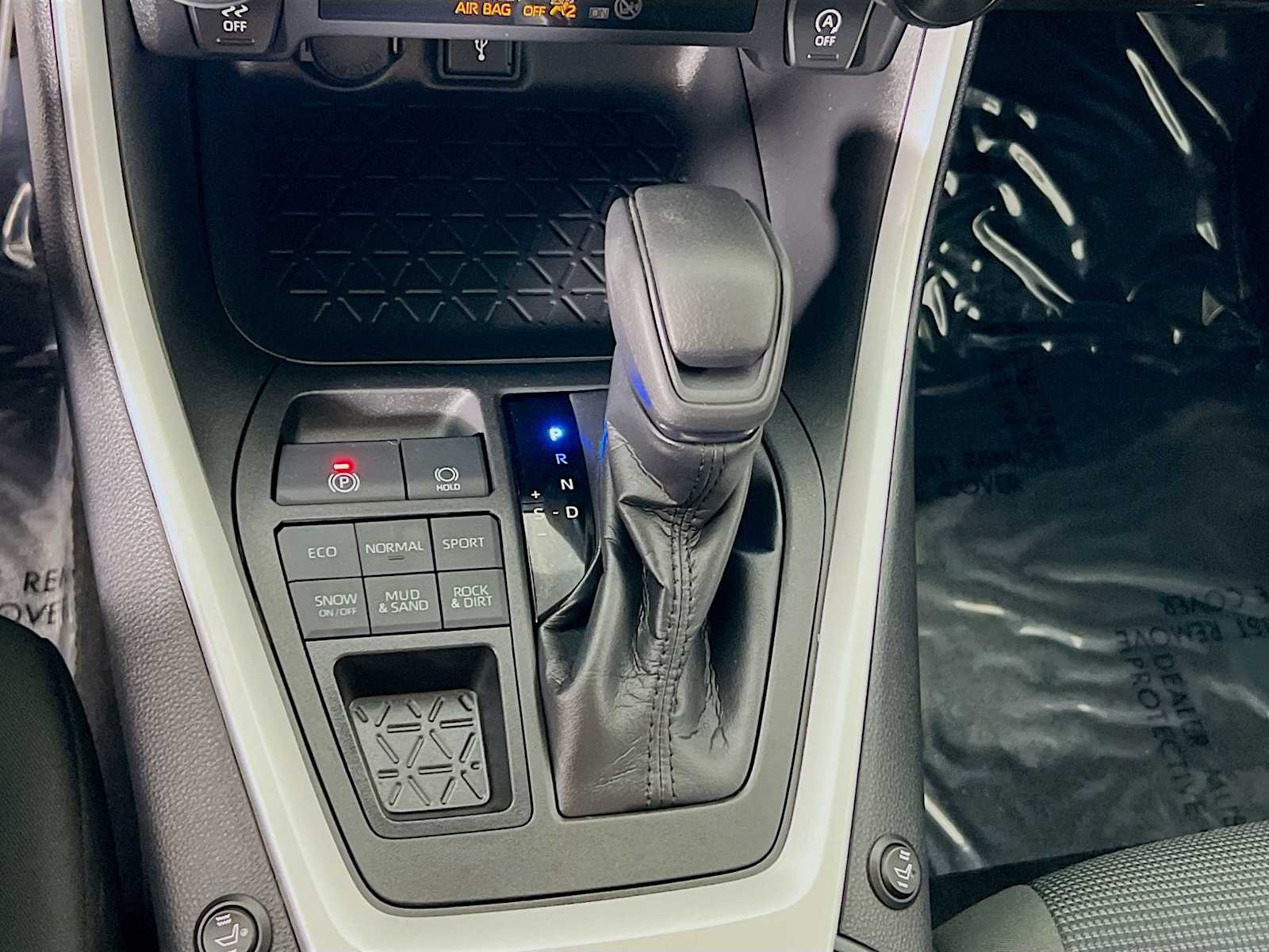 2022 Toyota RAV4 LE - Photo 16
