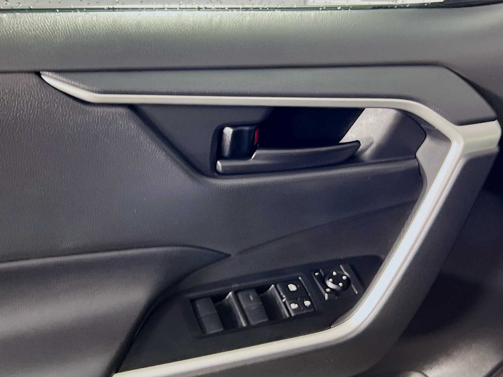 2022 Toyota RAV4 LE - Photo 17