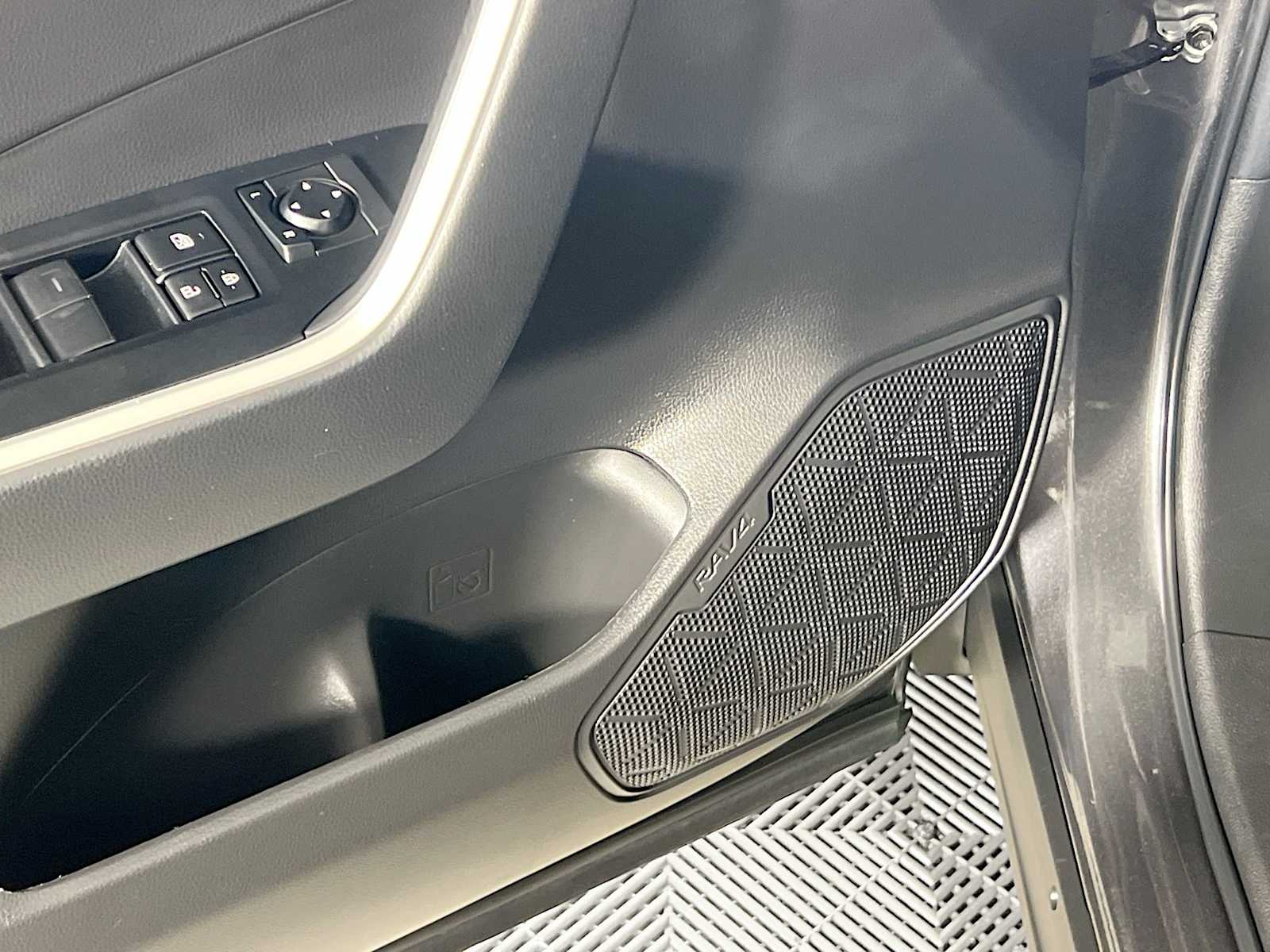 2022 Toyota RAV4 LE - Photo 18