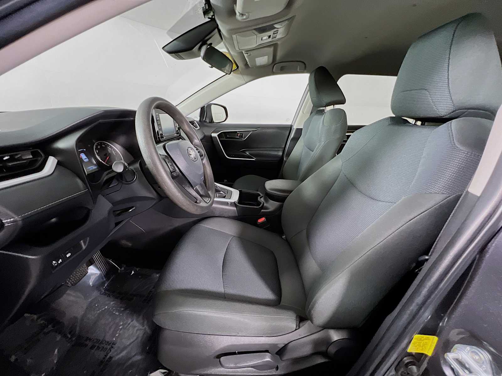 2022 Toyota RAV4 LE - Photo 20