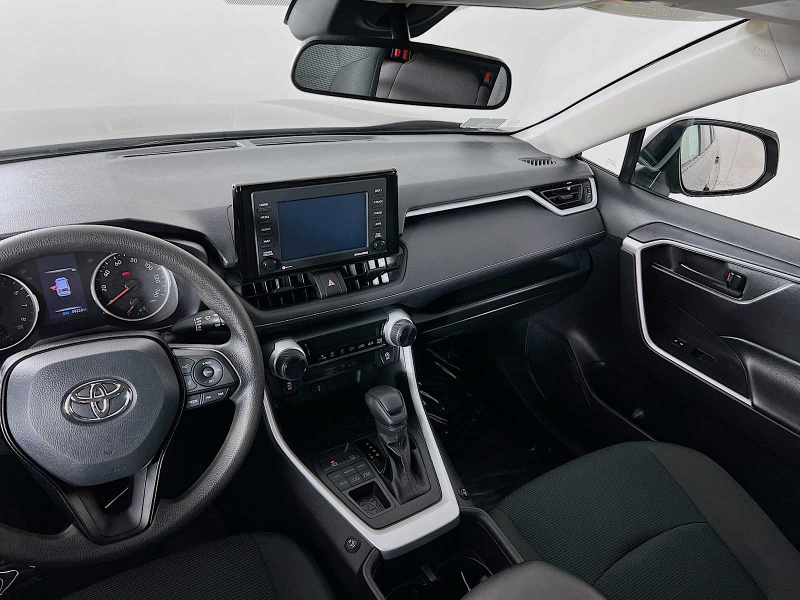 2022 Toyota RAV4 LE - Photo 22