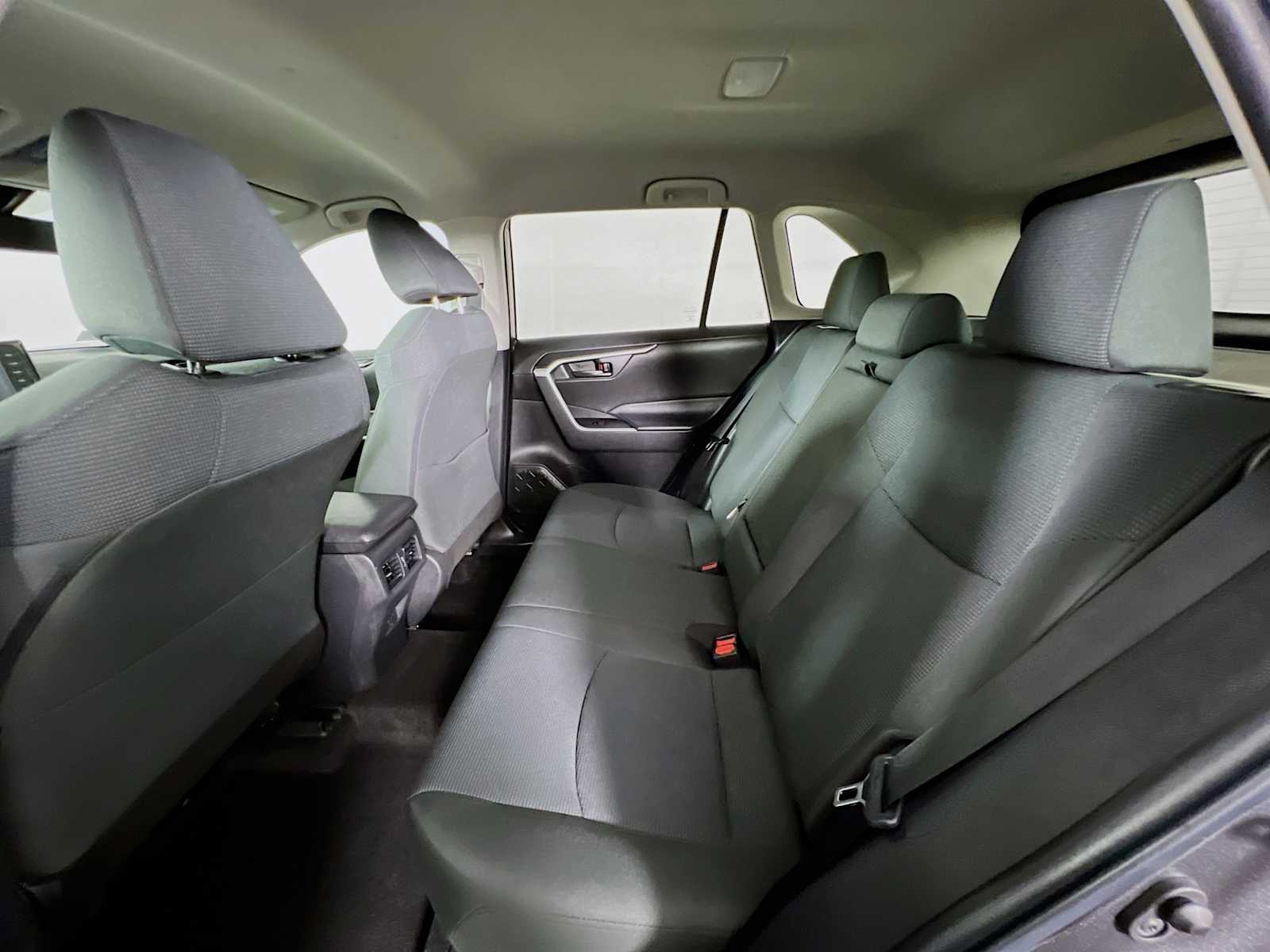 2022 Toyota RAV4 LE - Photo 23