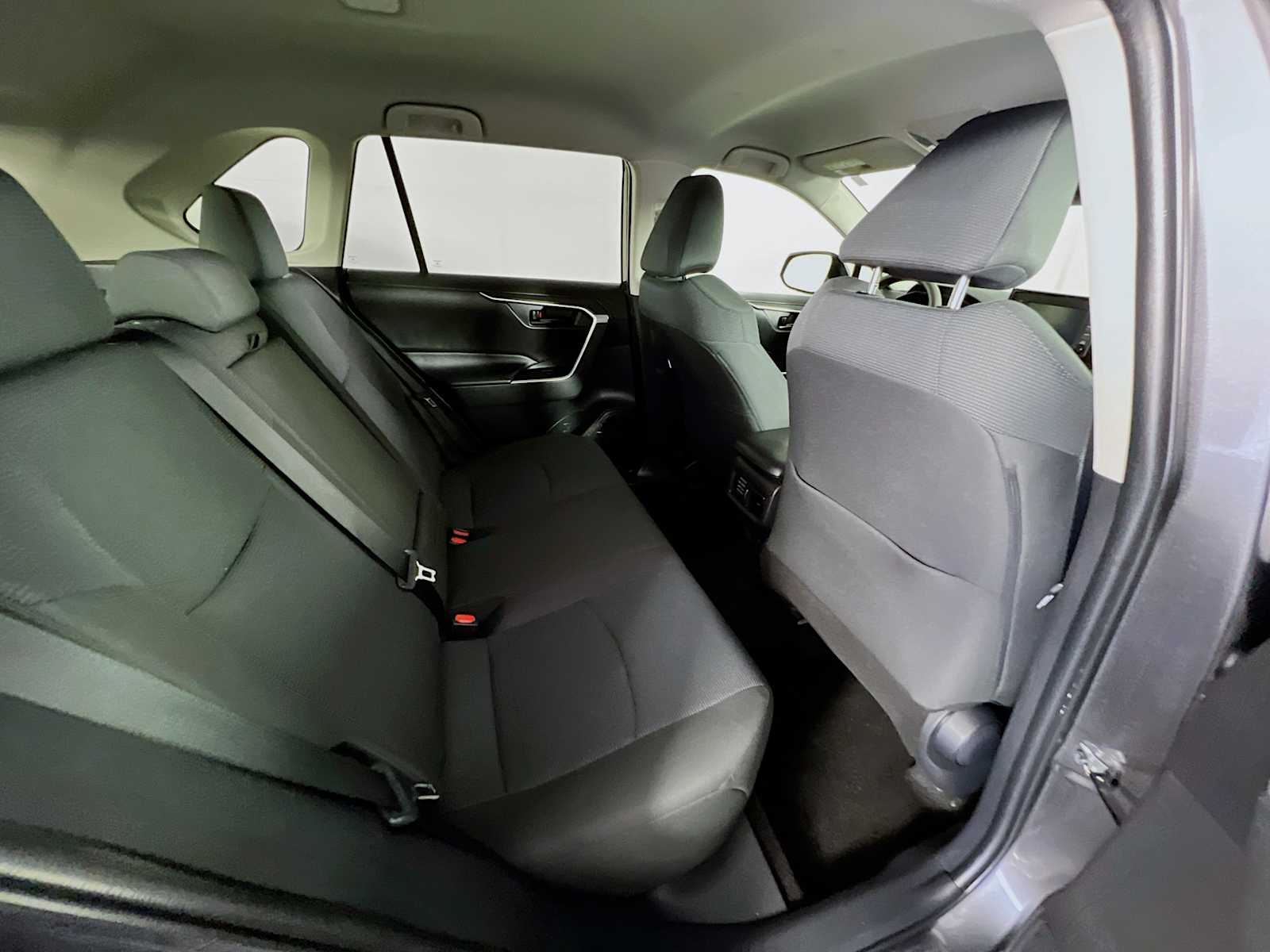 2022 Toyota RAV4 LE - Photo 25
