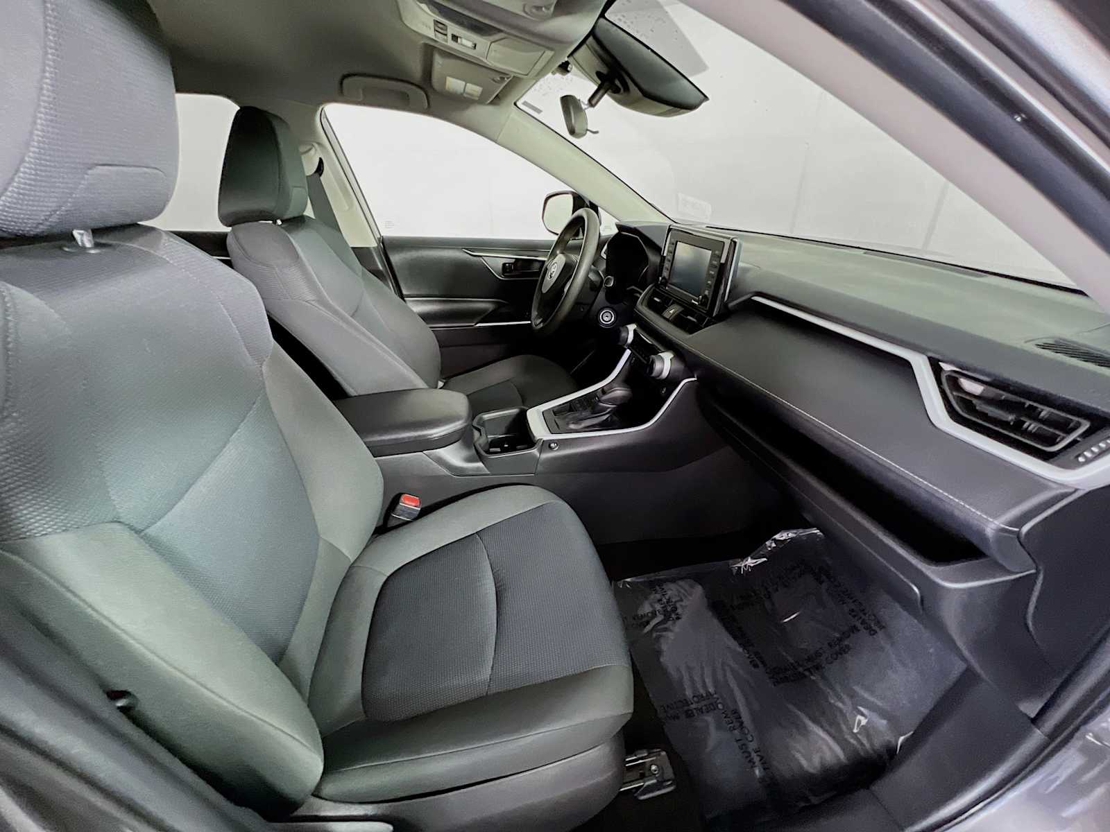 2022 Toyota RAV4 LE - Photo 26