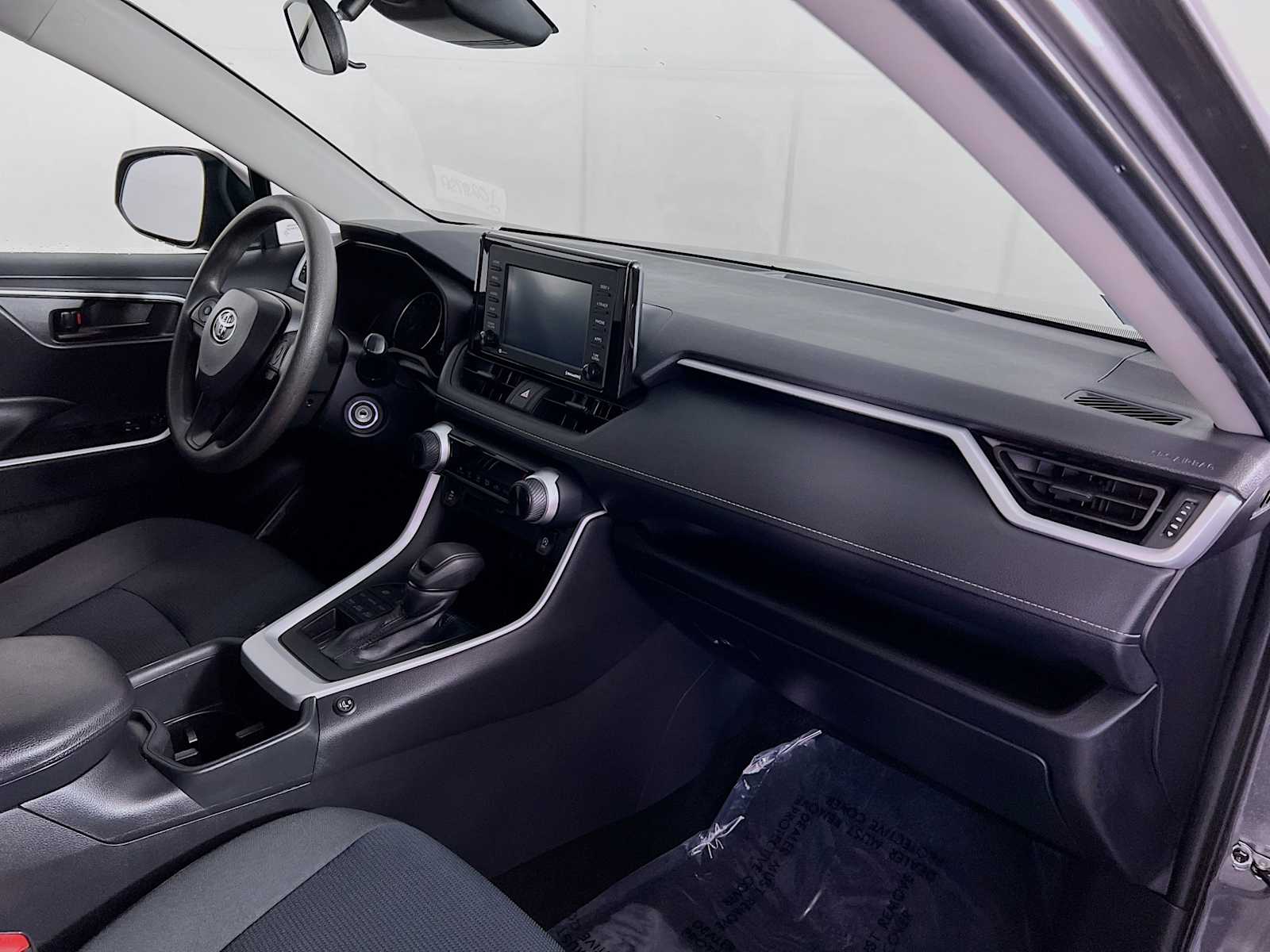 2022 Toyota RAV4 LE - Photo 27