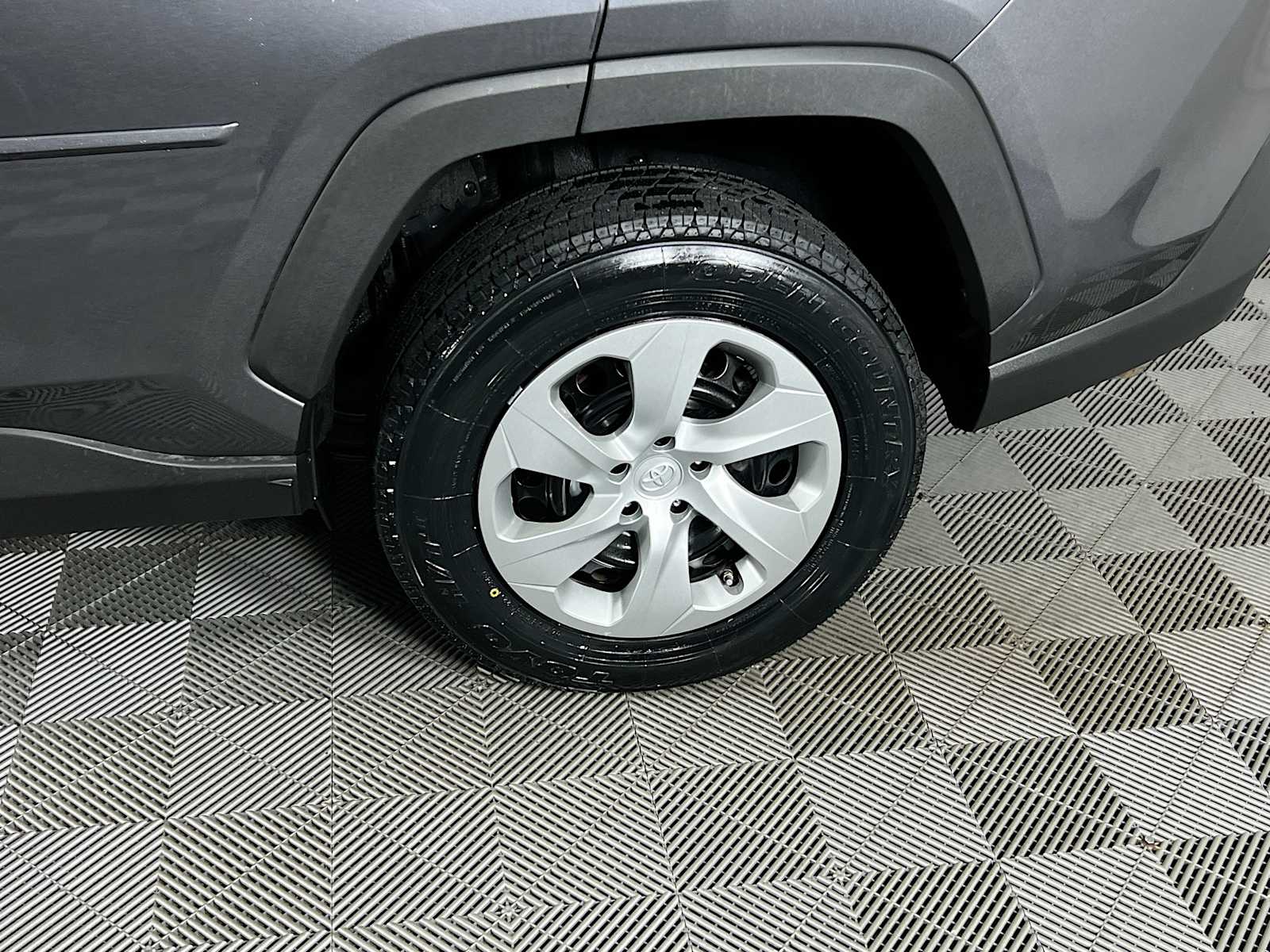 2022 Toyota RAV4 LE - Photo 29
