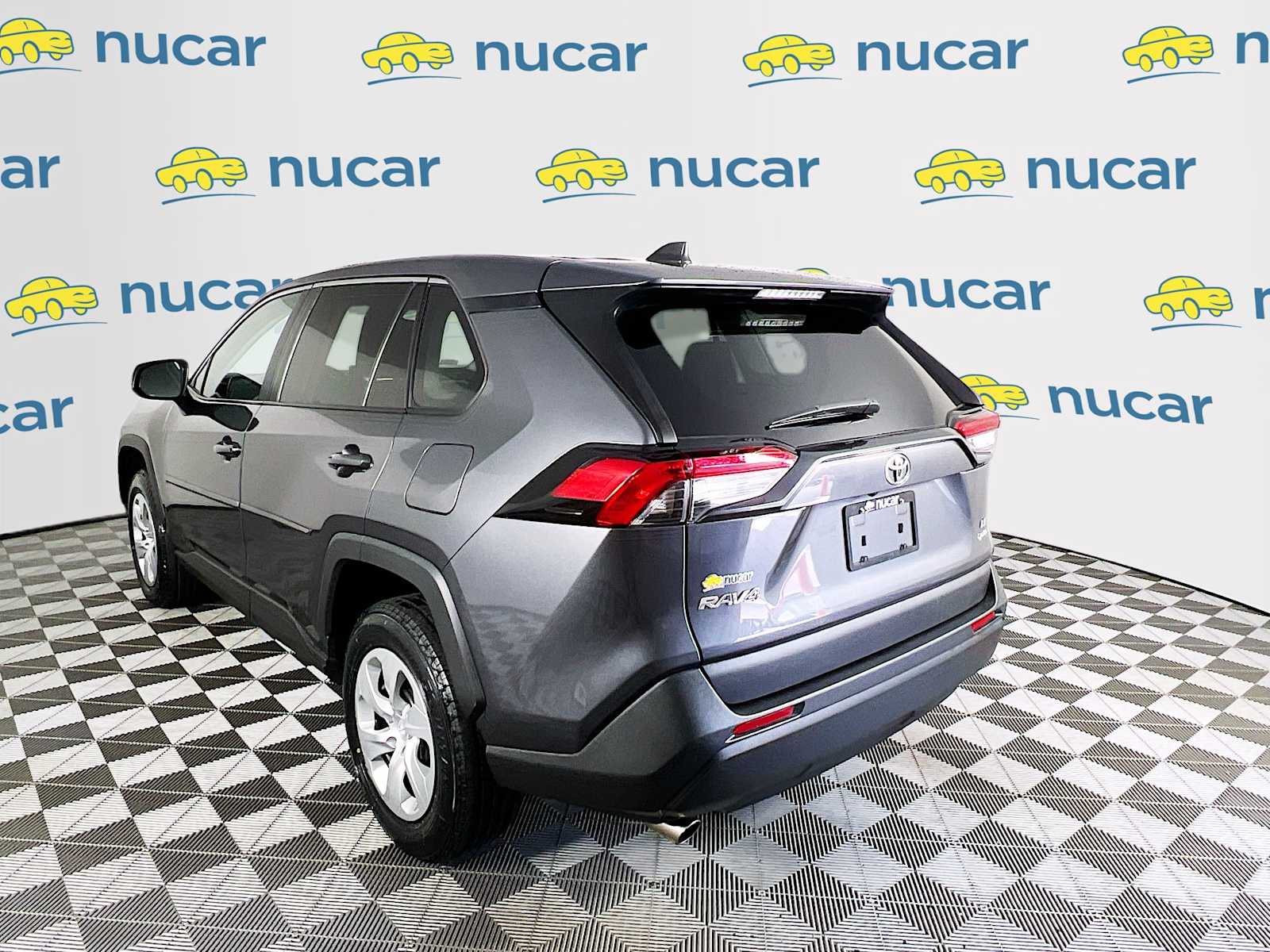 2022 Toyota RAV4 LE - Photo 5