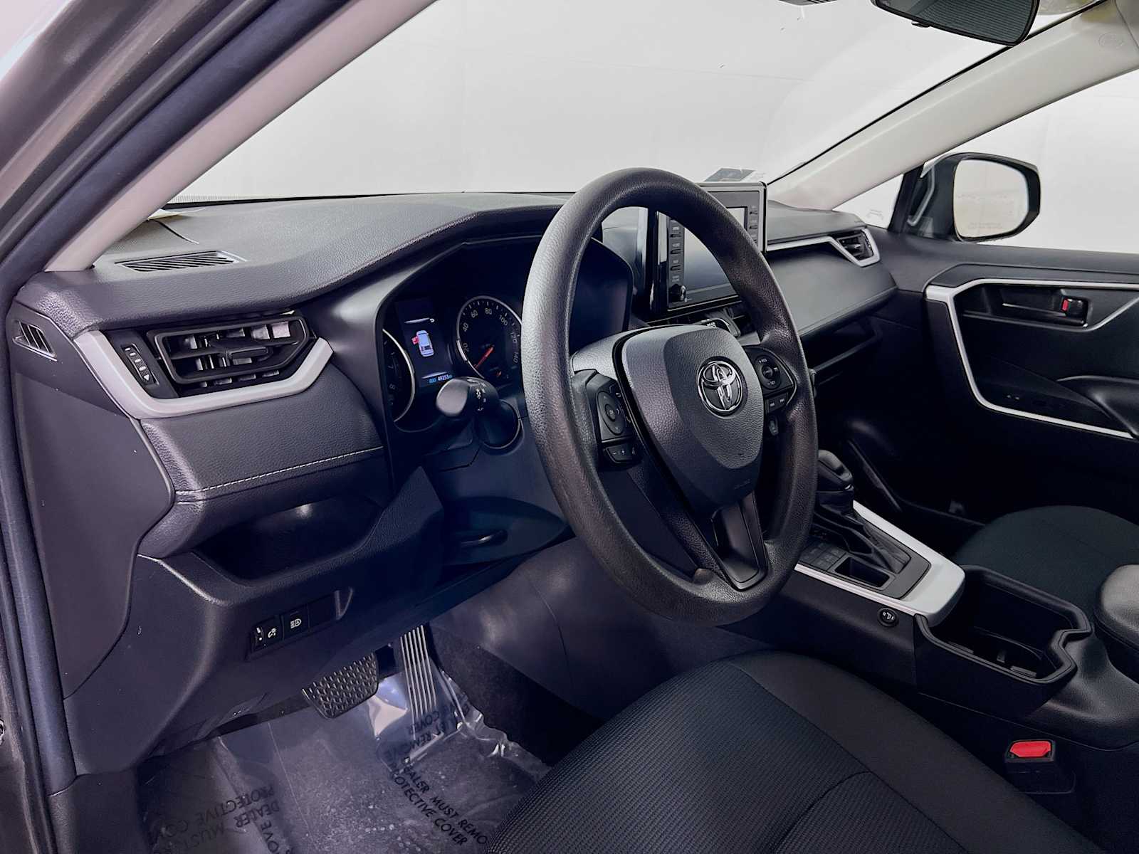 2022 Toyota RAV4 LE - Photo 9