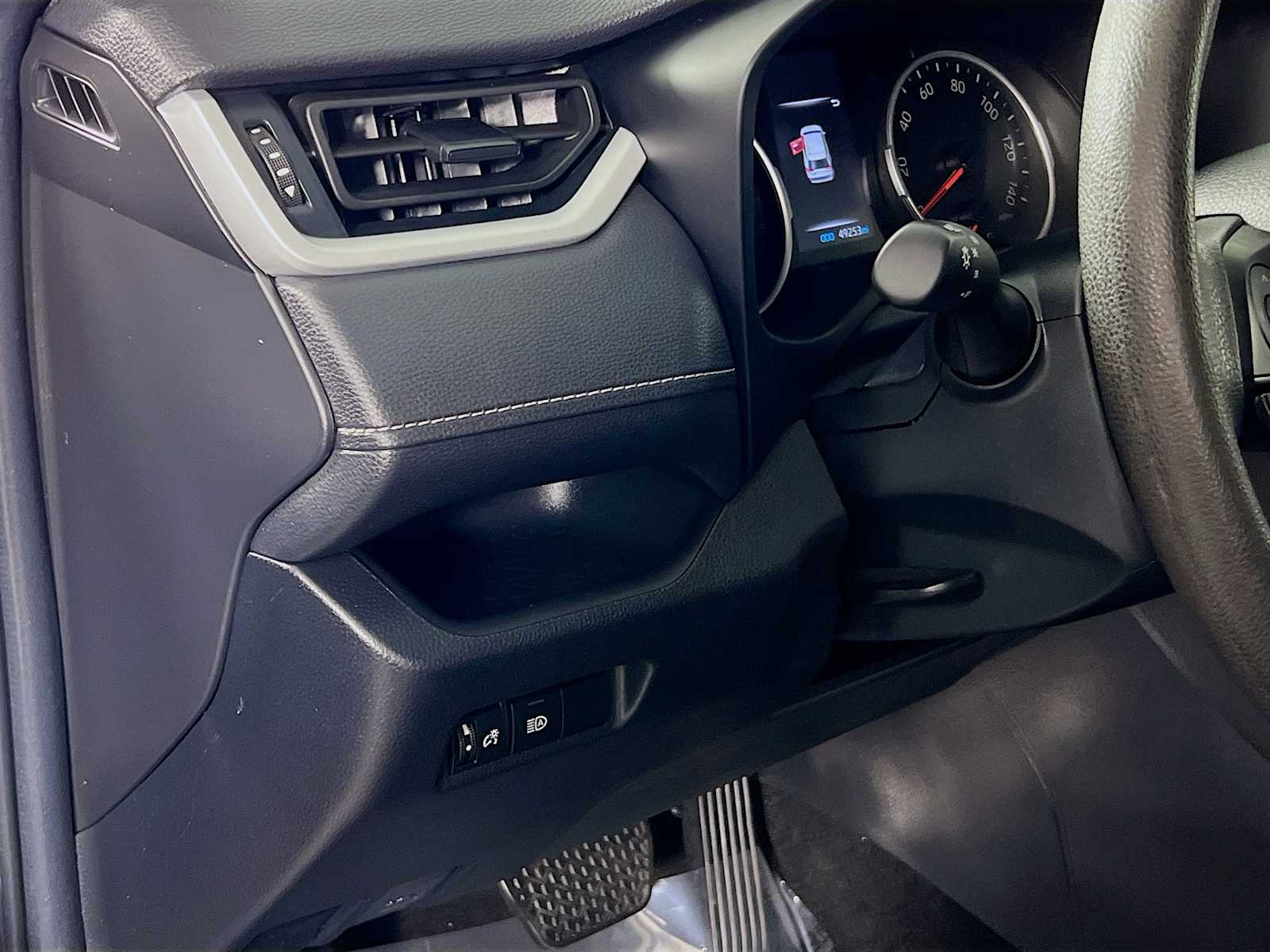 2022 Toyota RAV4 LE - Photo 10