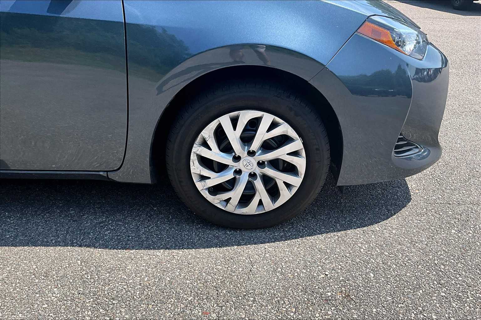 2019 Toyota Corolla LE - Photo 4