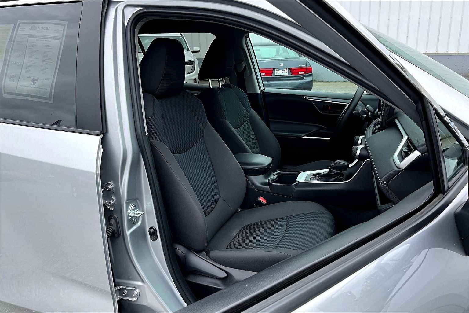 2022 Toyota RAV4 LE - Photo 11
