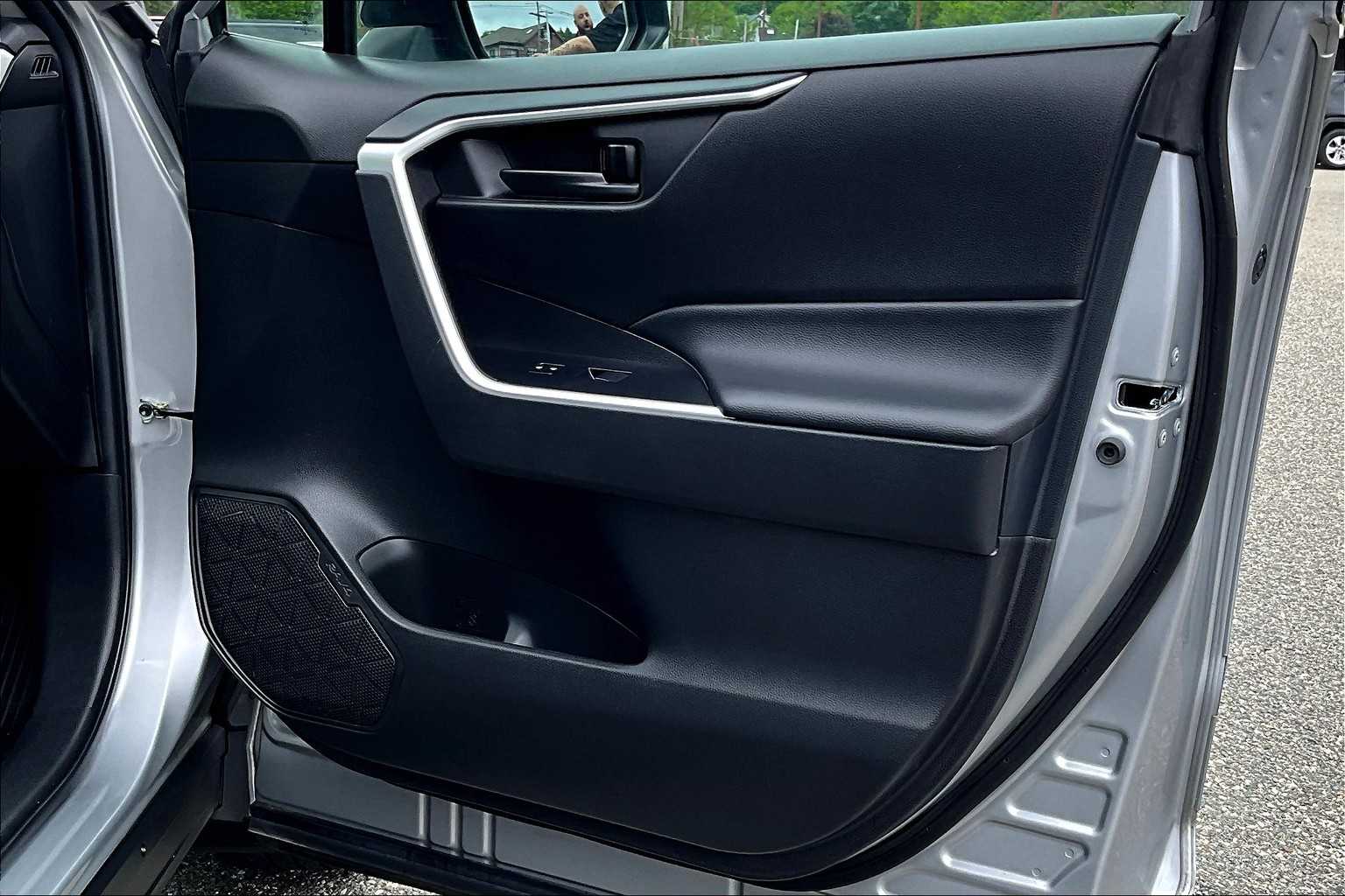2022 Toyota RAV4 LE - Photo 12