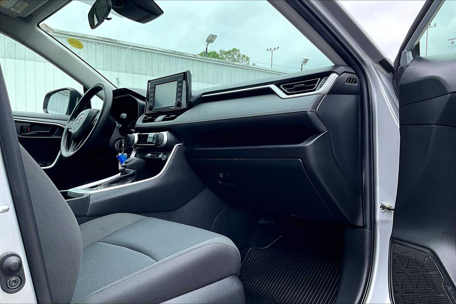 2022 Toyota RAV4 LE - Photo 14