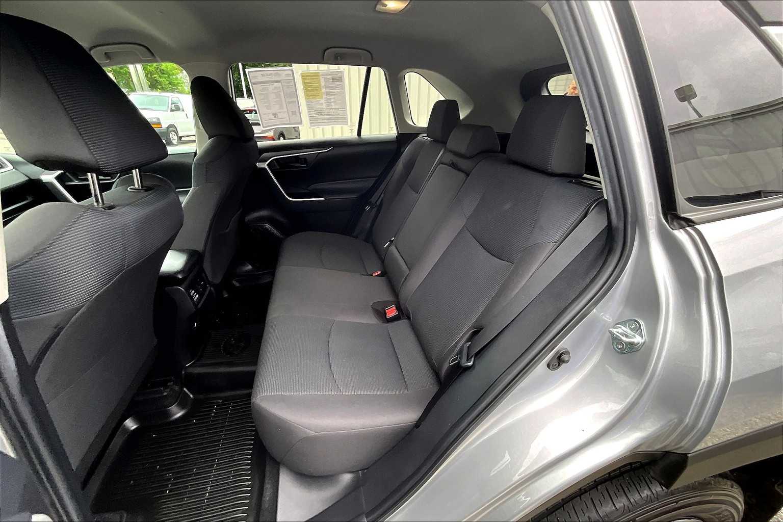 2022 Toyota RAV4 LE - Photo 15