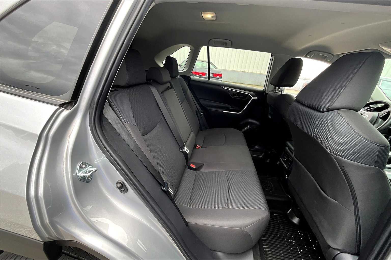 2022 Toyota RAV4 LE - Photo 16