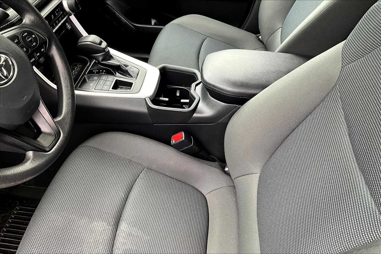 2022 Toyota RAV4 LE - Photo 20