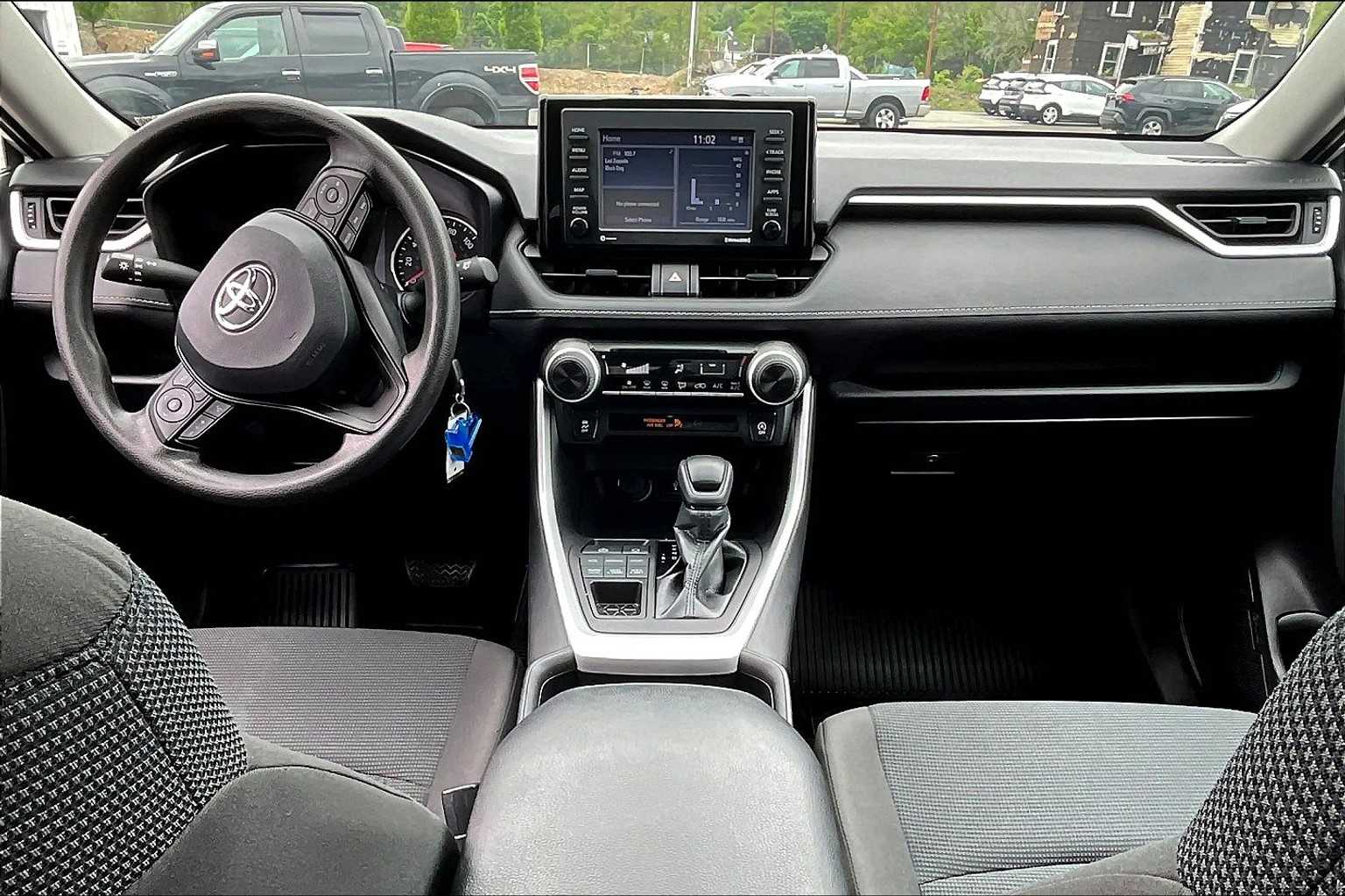 2022 Toyota RAV4 LE - Photo 21