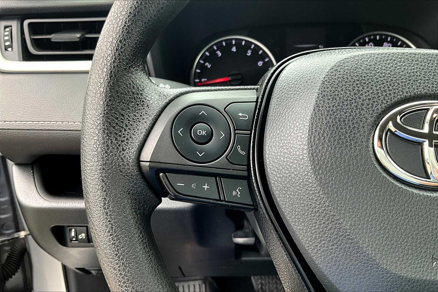 2022 Toyota RAV4 LE - Photo 22