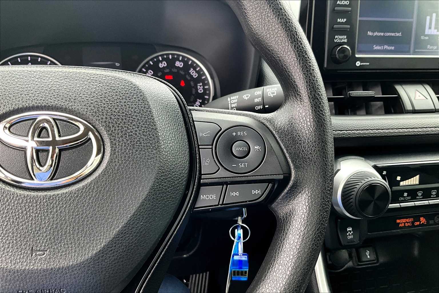 2022 Toyota RAV4 LE - Photo 23