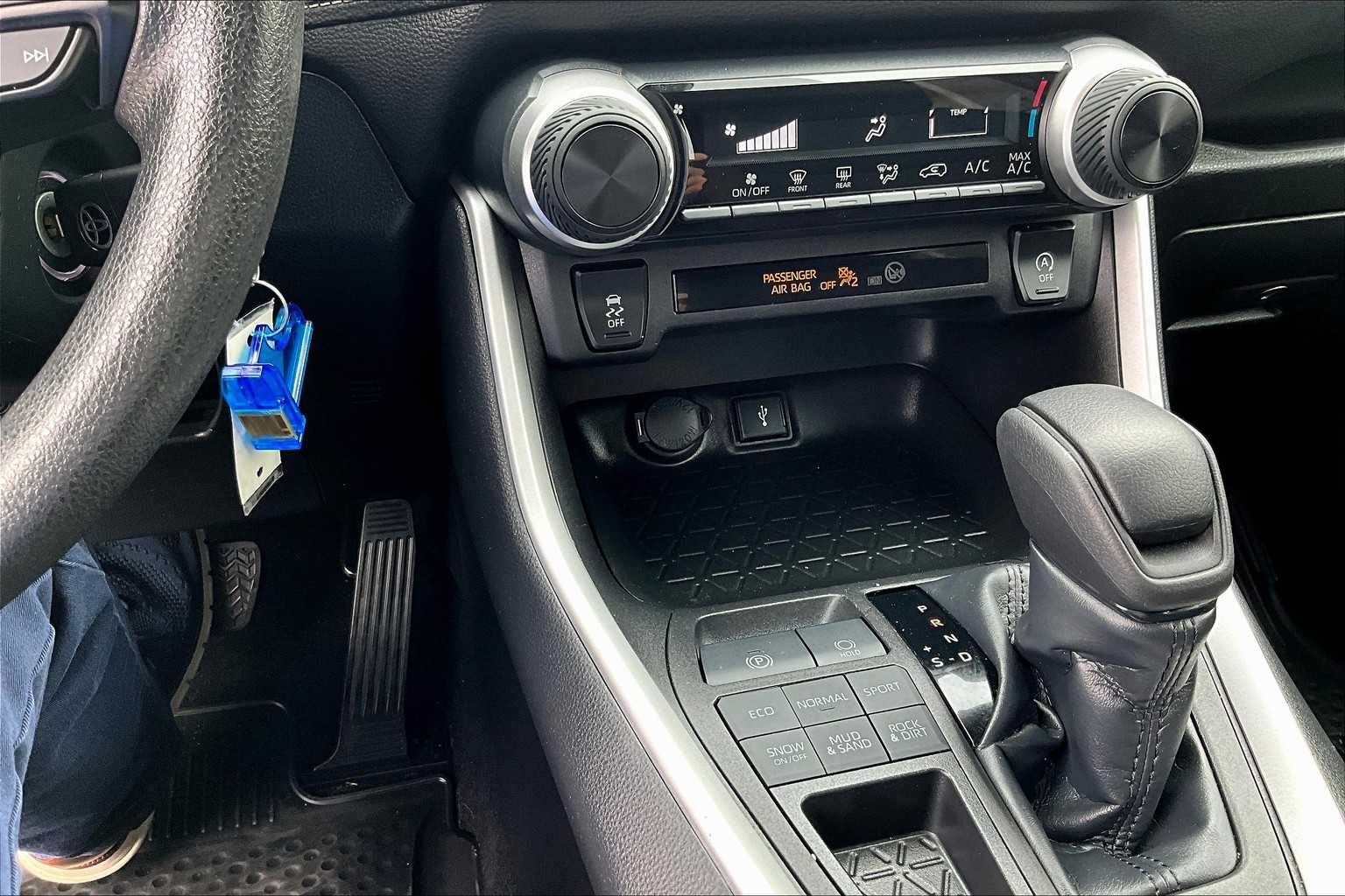 2022 Toyota RAV4 LE - Photo 25