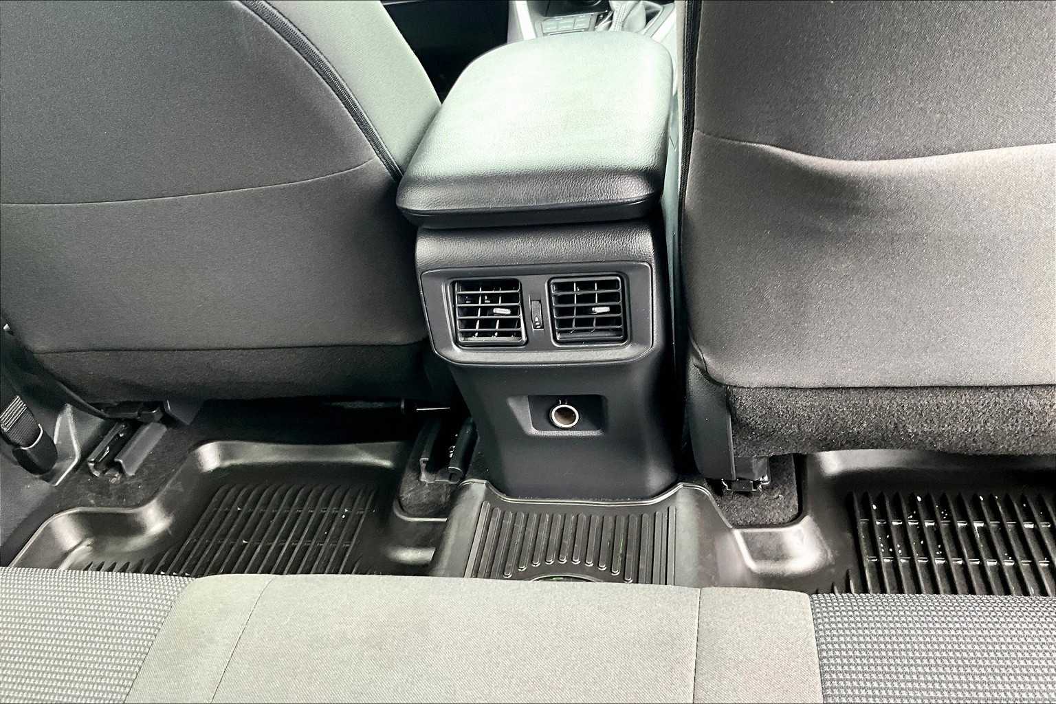 2022 Toyota RAV4 LE - Photo 26