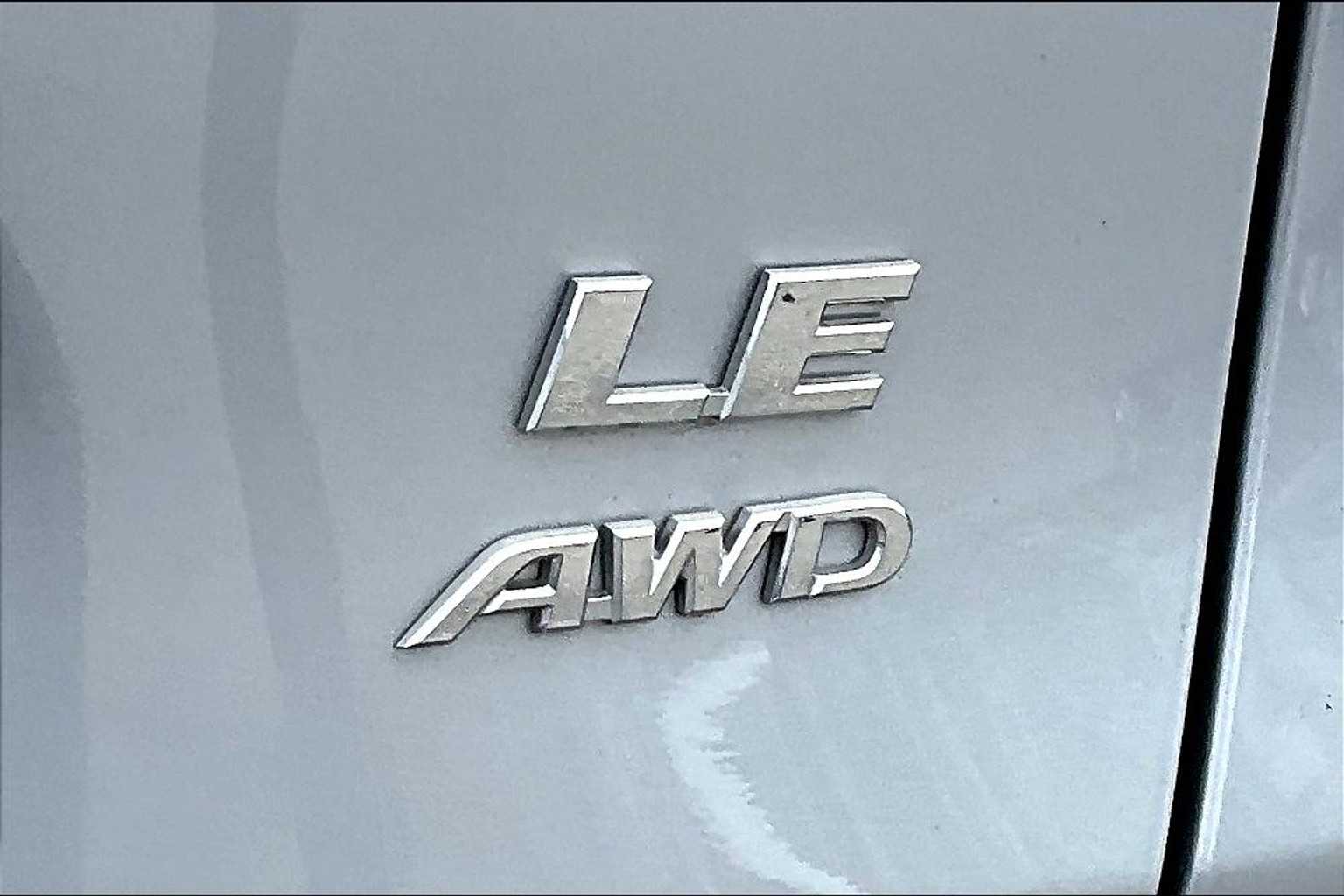 2022 Toyota RAV4 LE - Photo 27