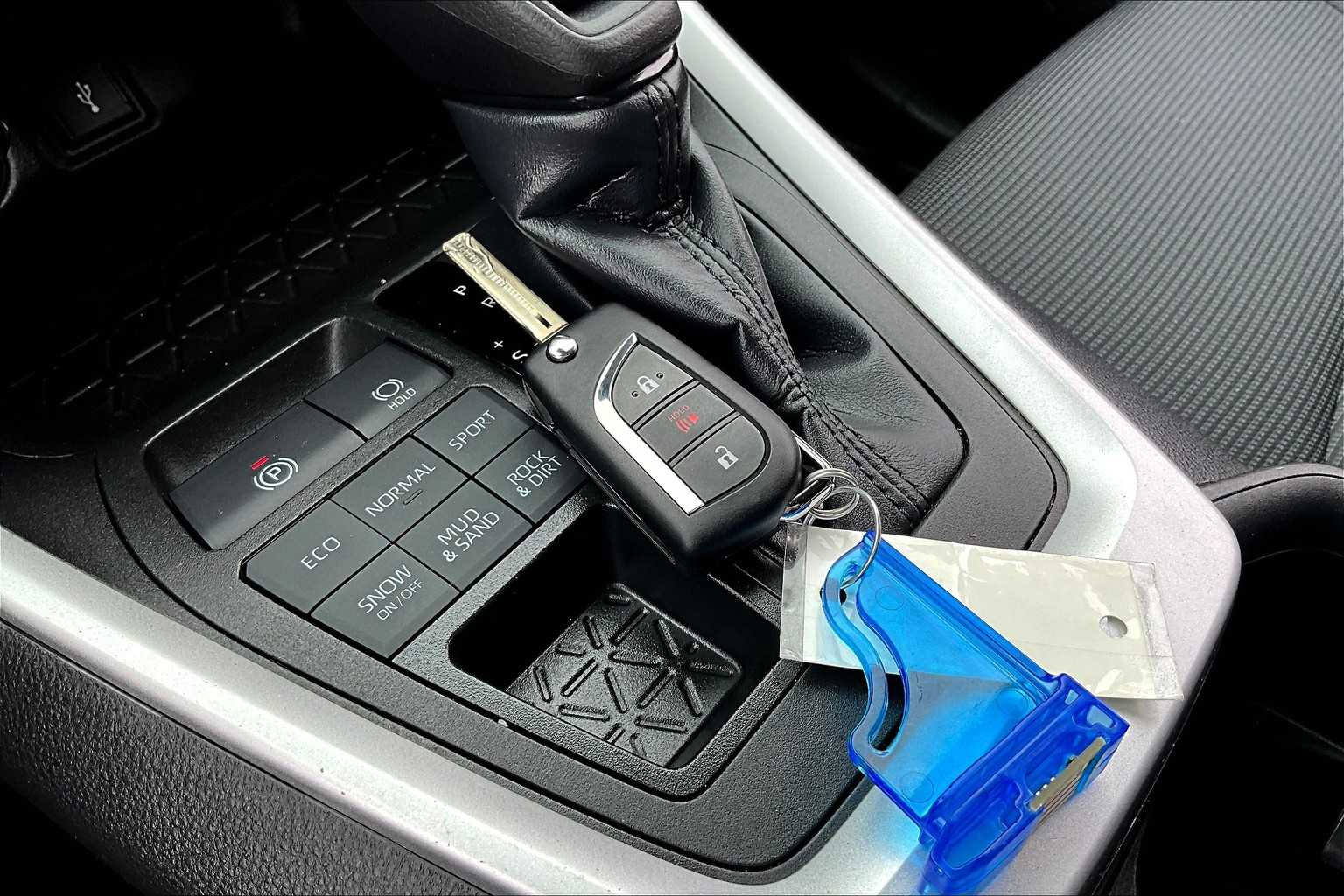 2022 Toyota RAV4 LE - Photo 29