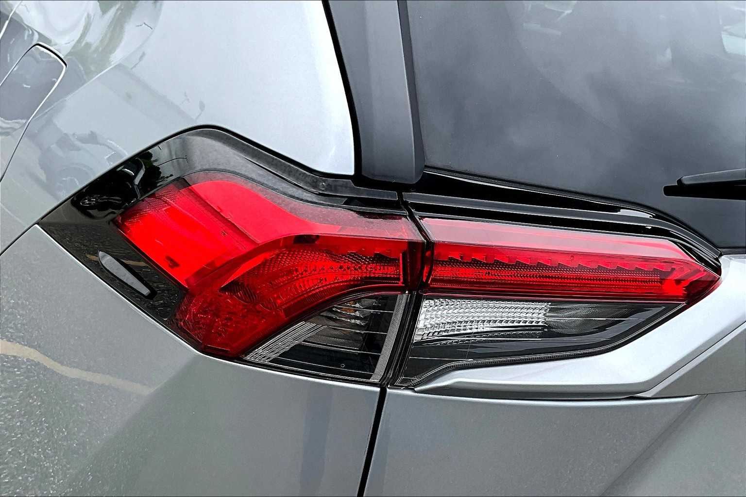 2022 Toyota RAV4 LE - Photo 32