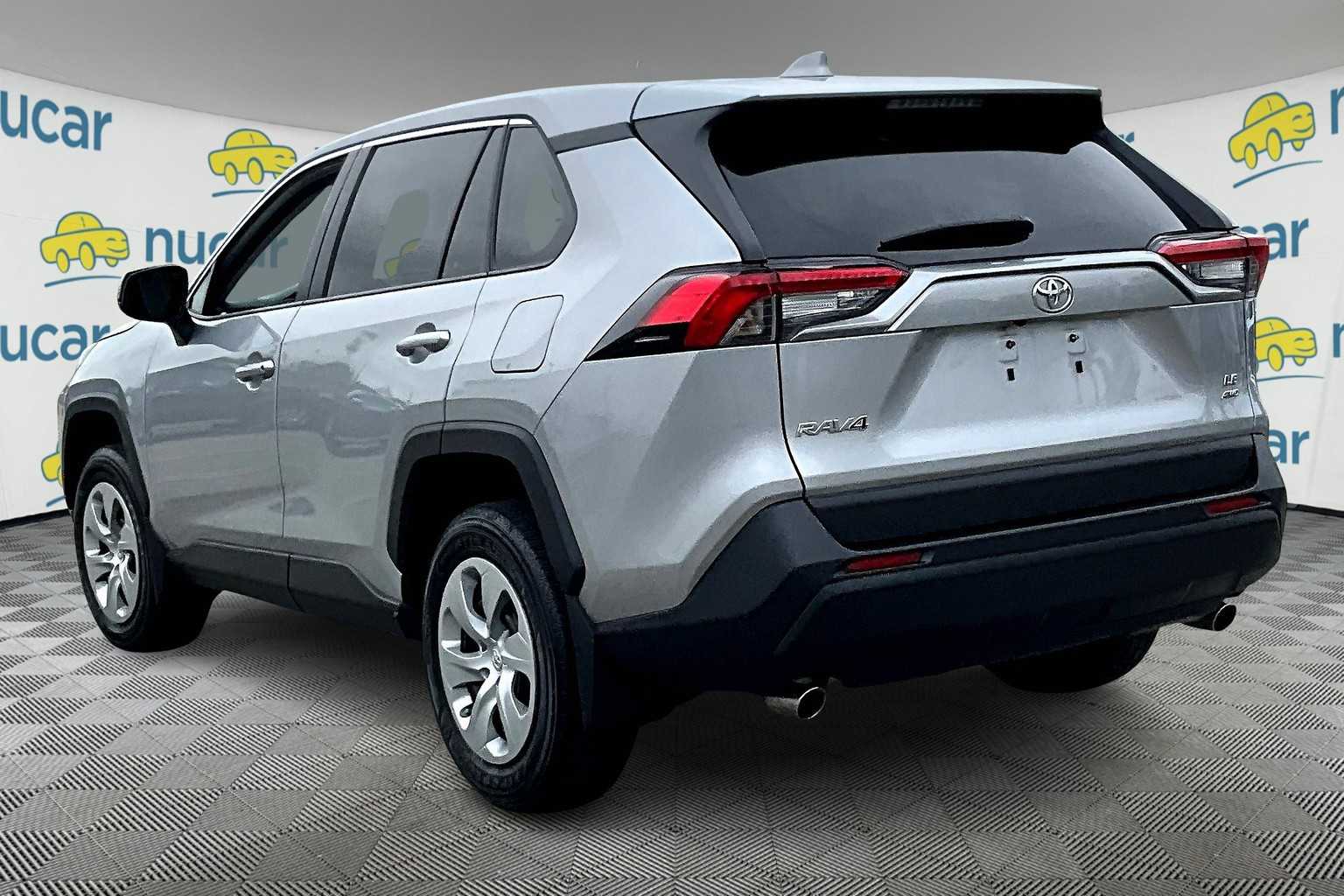 2022 Toyota RAV4 LE - Photo 4