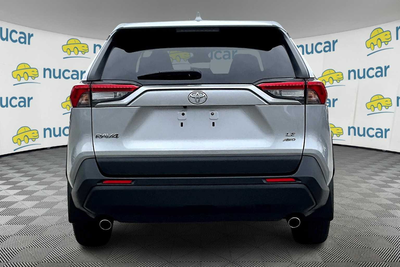 2022 Toyota RAV4 LE - Photo 5