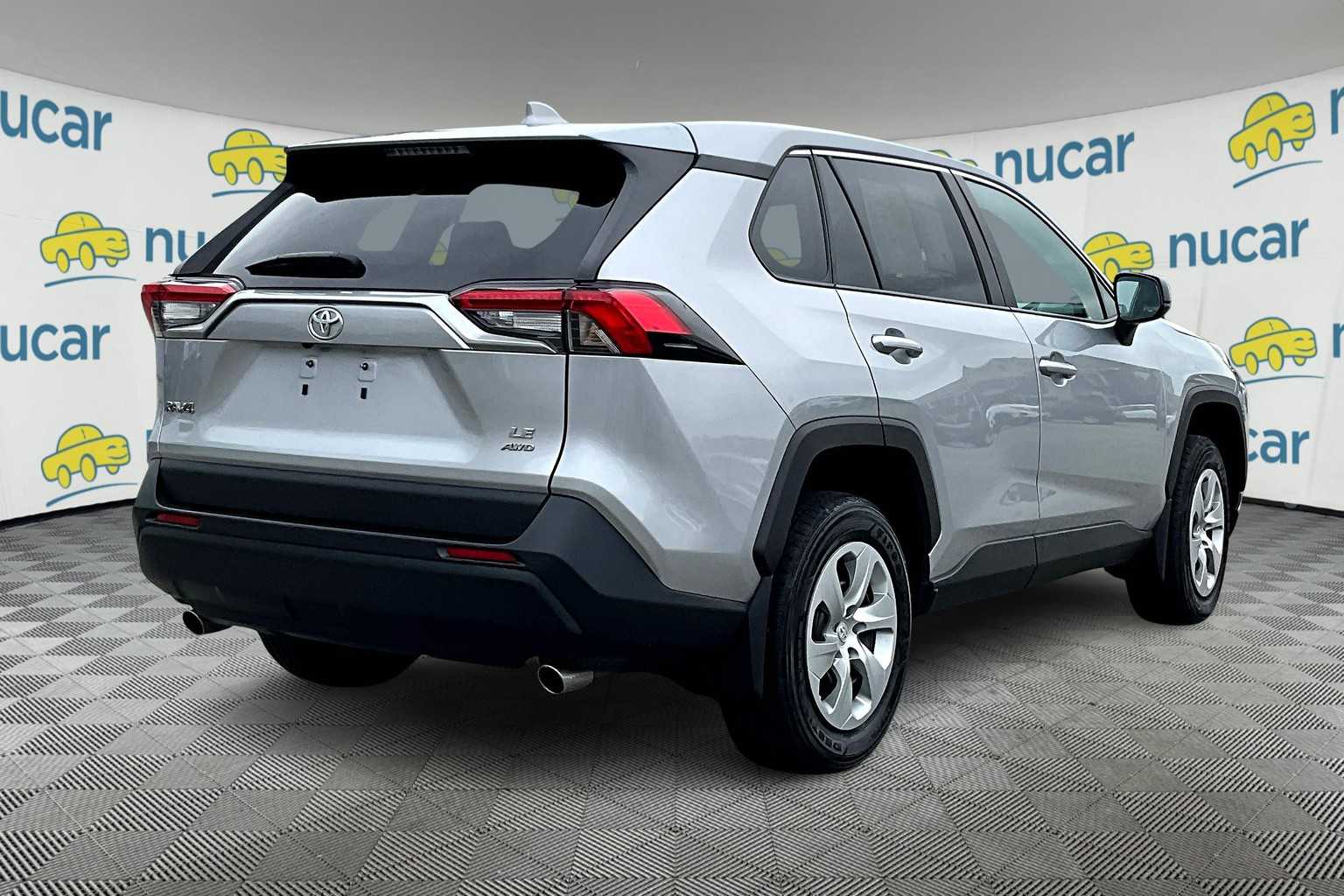2022 Toyota RAV4 LE - Photo 6