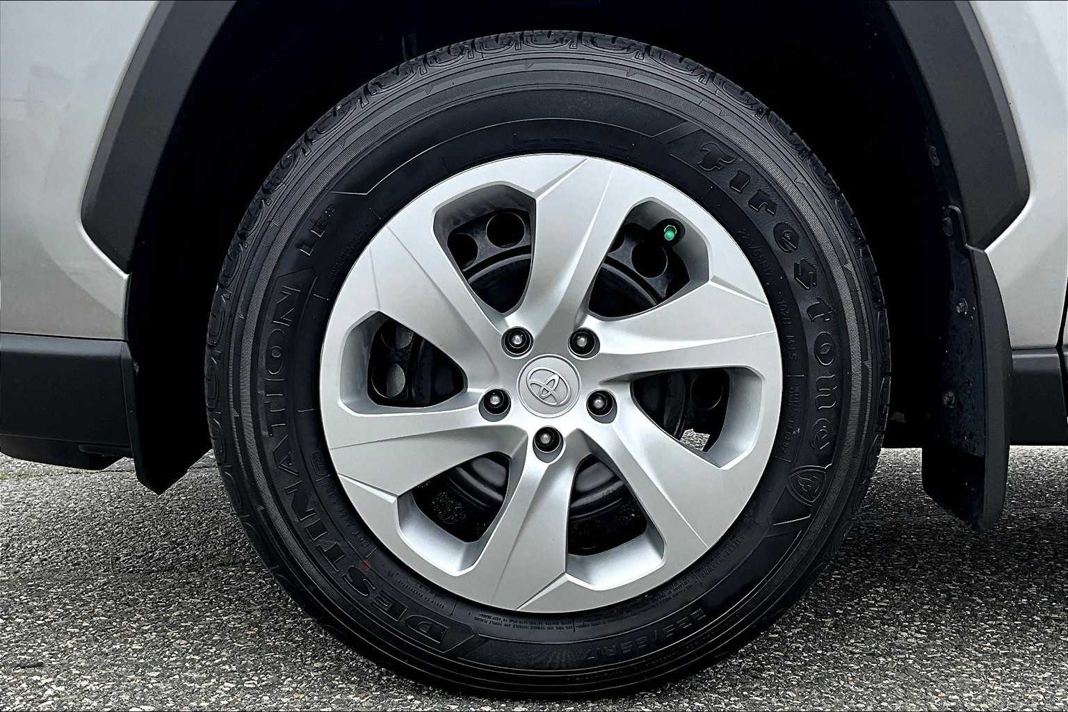 2022 Toyota RAV4 LE - Photo 7