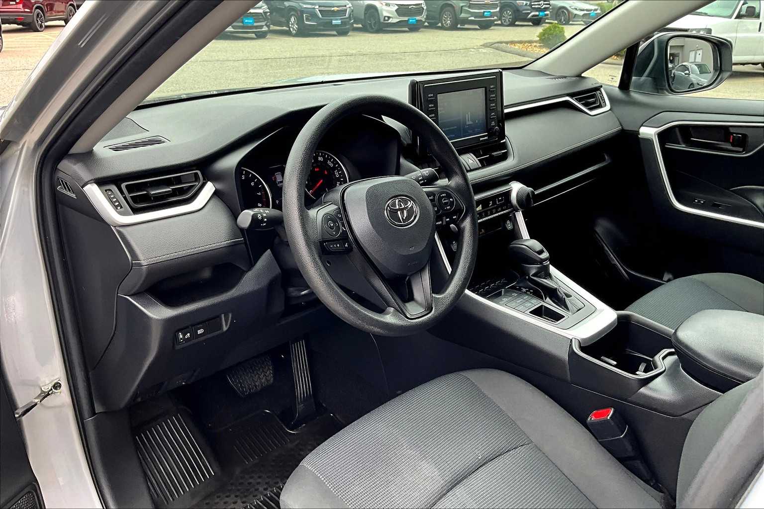 2022 Toyota RAV4 LE - Photo 8