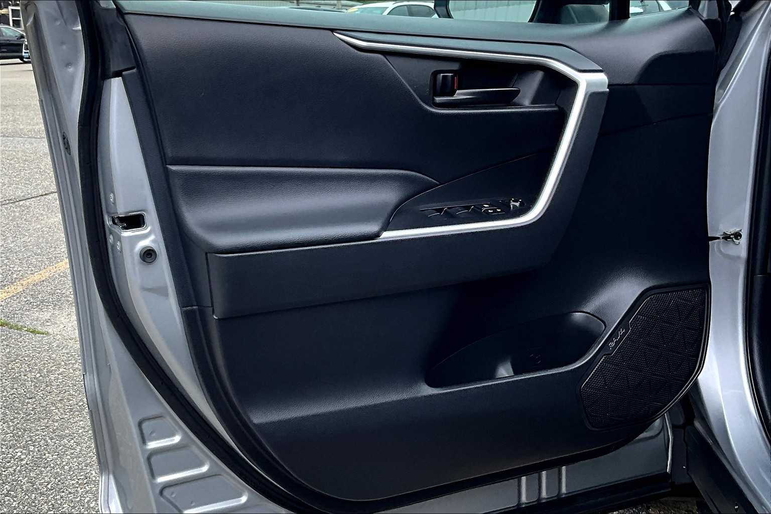 2022 Toyota RAV4 LE - Photo 9