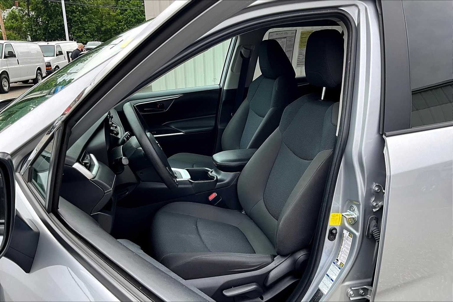 2022 Toyota RAV4 LE - Photo 10