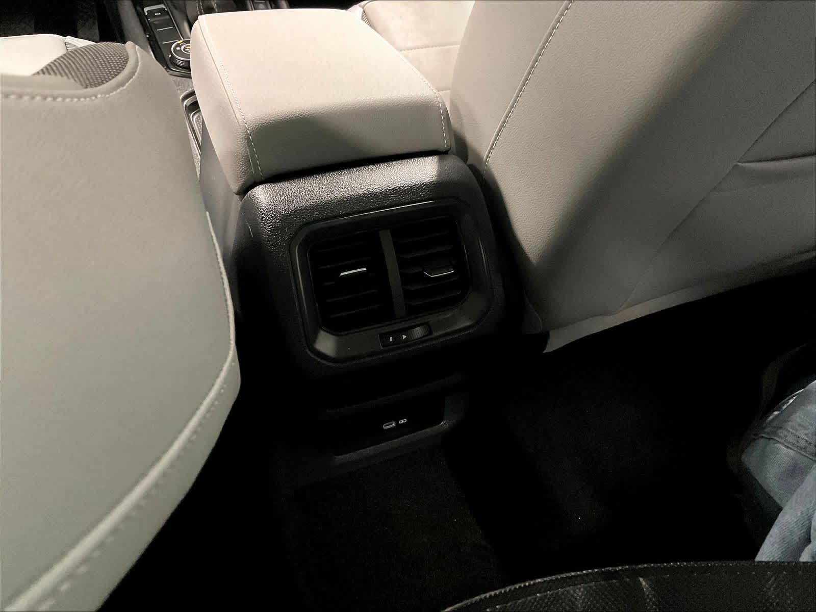 2024 Volkswagen Taos SE - Photo 28