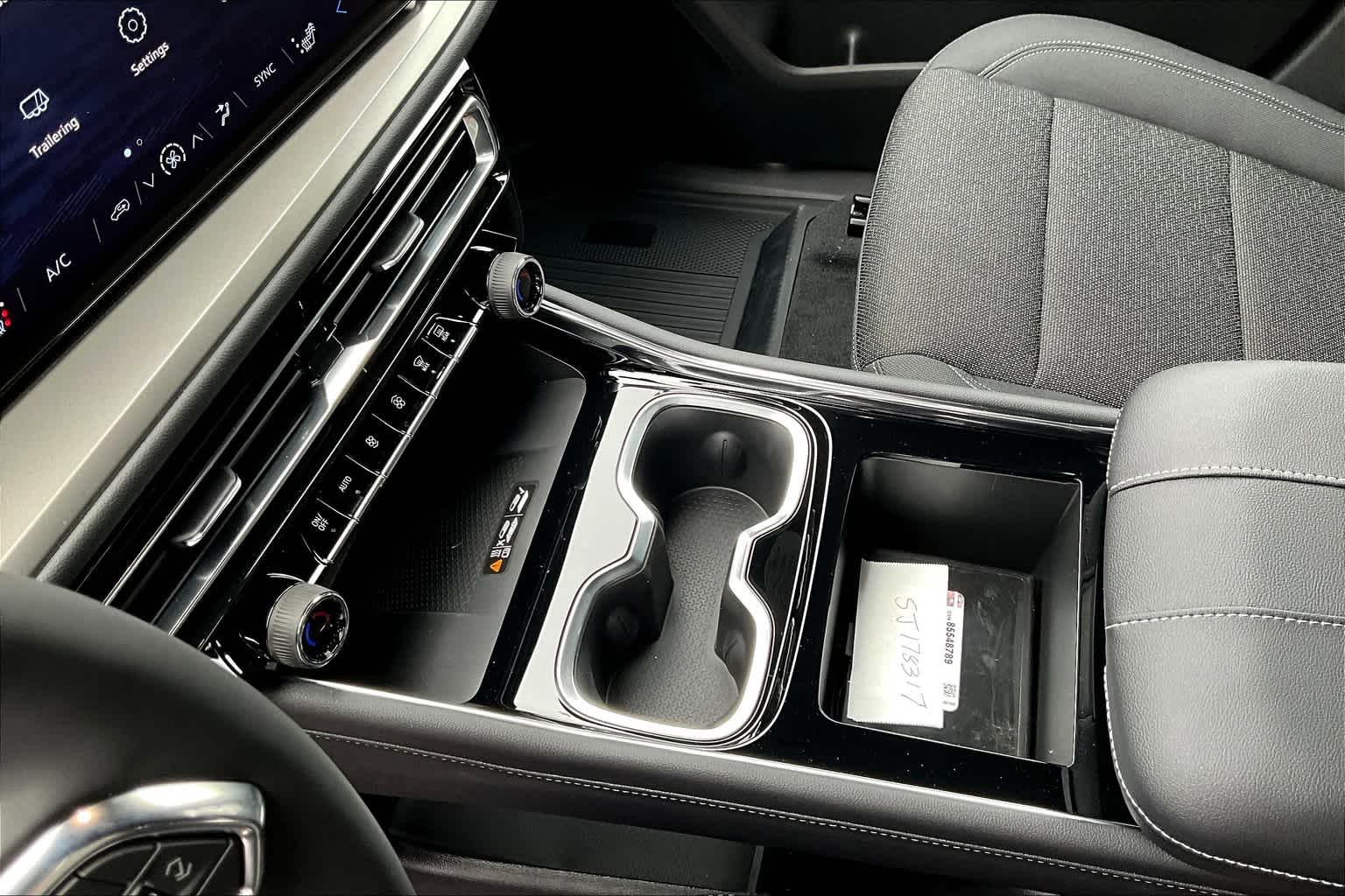 2025 Chevrolet Traverse AWD LT - Photo 14