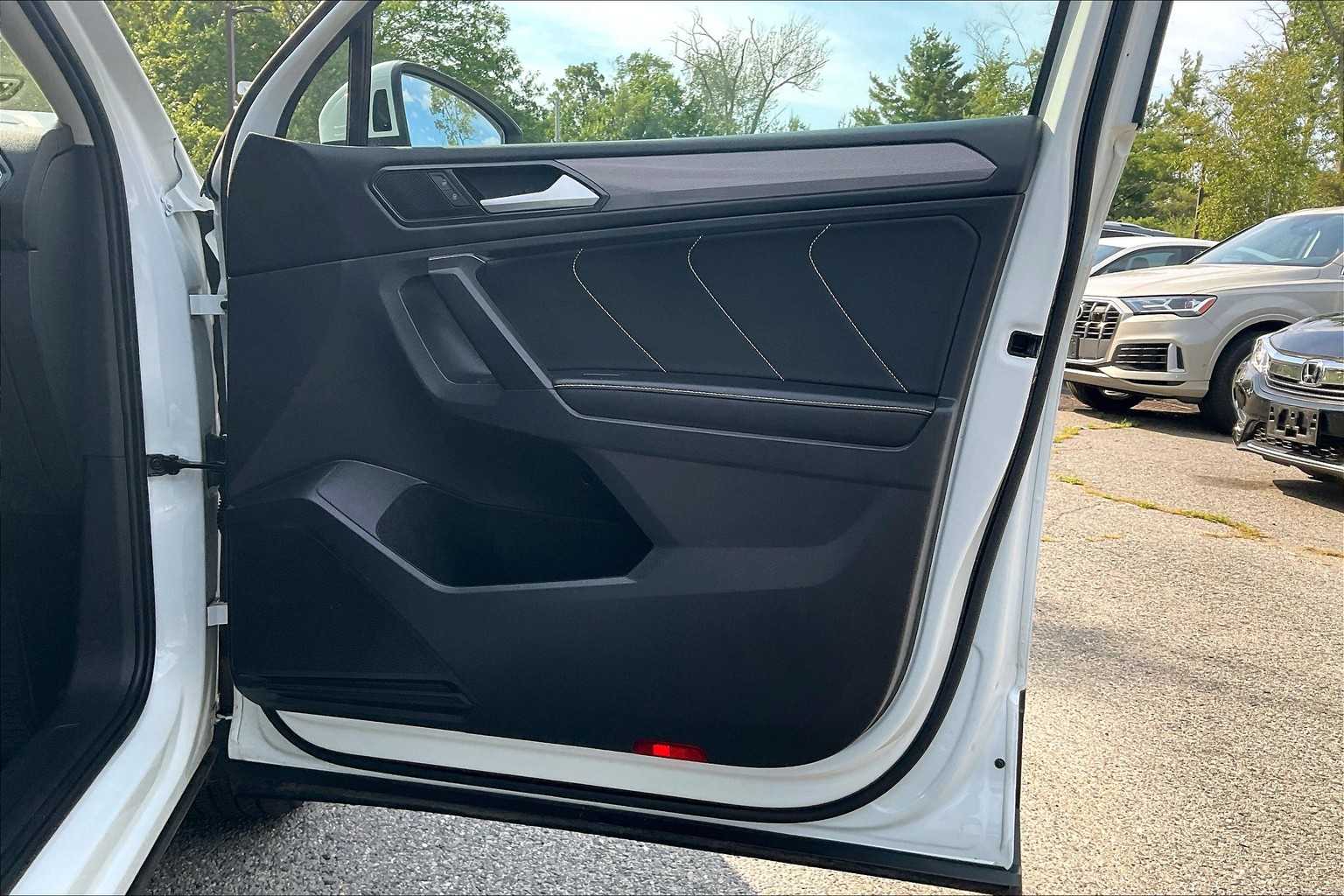 2022 Volkswagen Tiguan SE - Photo 12