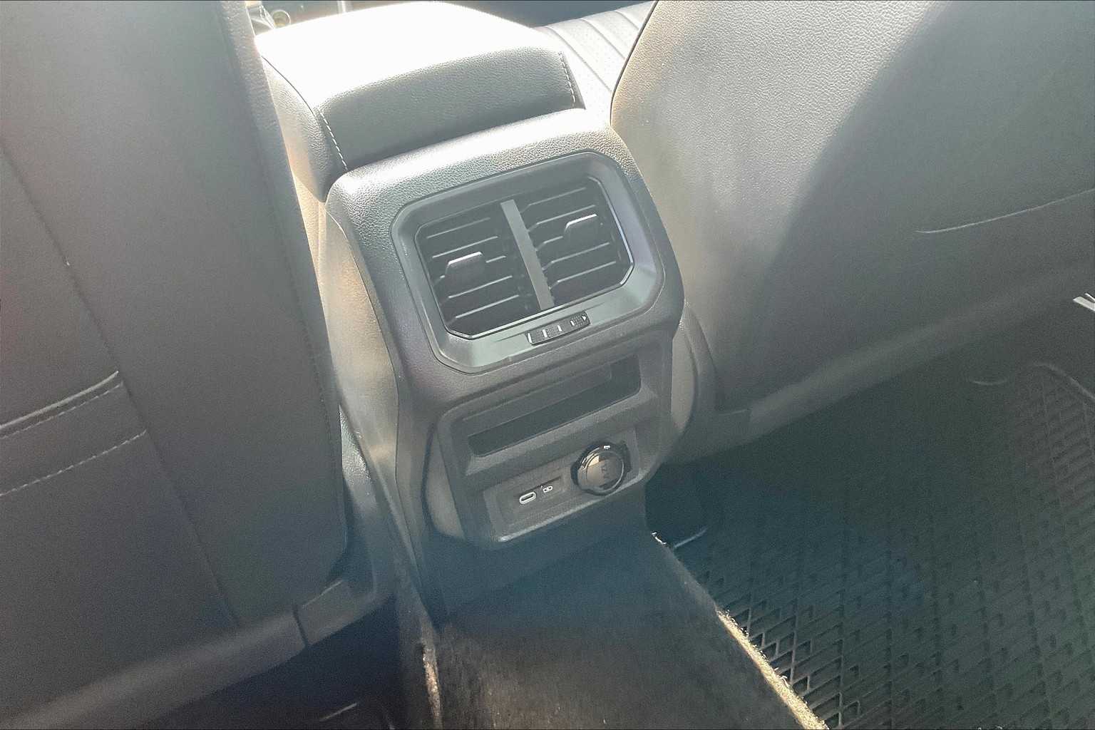 2022 Volkswagen Tiguan SE - Photo 27