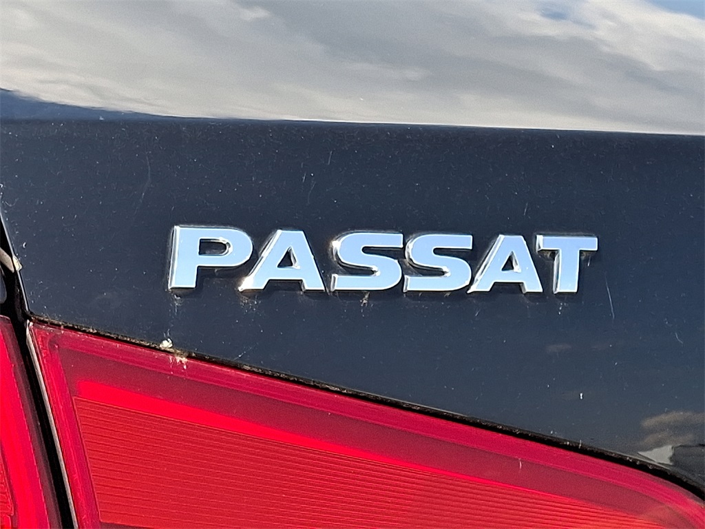 2015 Volkswagen Passat 1.8T Limited Edition - Photo 9